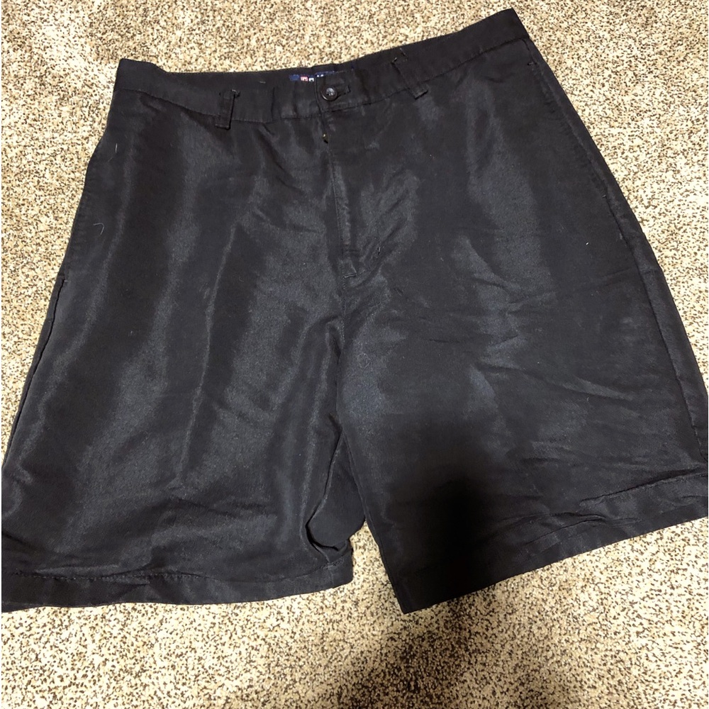 Chaps men’s sz 34 black golf shorts. 2 bottom back pockets